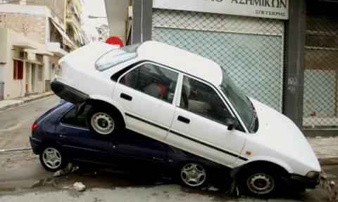 Κακοκαιρία: Η απίστευτη πατέντα Έλληνα οδηγού για να μη χάσει το αυτοκίνητό του από τις βροχές
