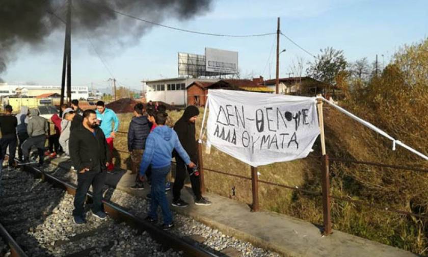 Ένταση και πάλι στη Λάρισα: Κάτοικοι έβαλαν φωτιά και απέκλεισαν τις σιδηροδρομικές γραμμές (vid)