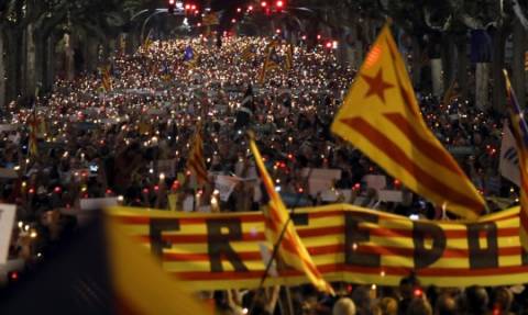 Χιλιάδες Καταλανοί αυτονομιστές πάνε Βρυξέλλες για να φωνάξουν υπέρ του Πουτζντεμόν