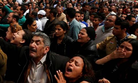 Θρήνος και οδυρμός στην Αίγυπτο για την πιο αιματηρή τρομοκρατική επίθεση στην ιστορία της χώρας