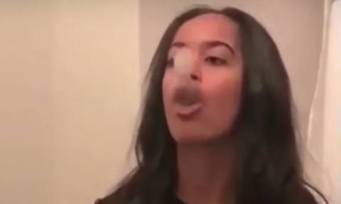 Η κόρη του Ομπάμα κάνει «δαχτυλίδια» από καπνό και ξεσηκώνει τα social media (Vid)