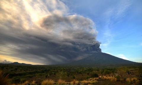 Μπαλί: Στο μέγιστο αυξήθηκε το επίπεδο συναγερμού εξαιτίας του ηφαιστείου Αγκούνγκ (vid)