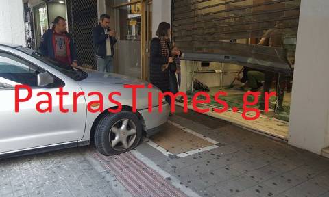 Σοκαριστικό τροχαίο στο κέντρο της Πάτρας – Αυτοκίνητο κατέληξε σε κατάστημα (pics-vid)