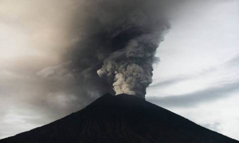 Μπαλί: Τουλάχιστον 440 πτήσεις έχουν ακυρωθεί λόγω του ηφαιστείου