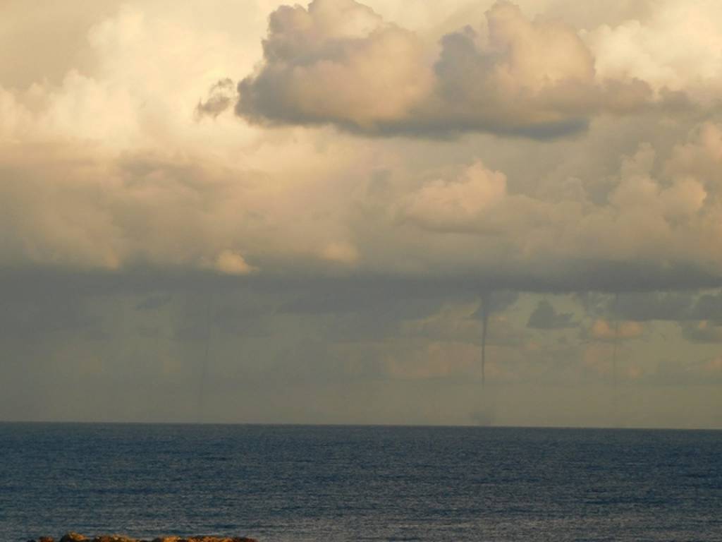 Καιρός: Εντυπωσιακοί υδροστρόβιλοι βόρεια και νότια της Κρήτης (pics)