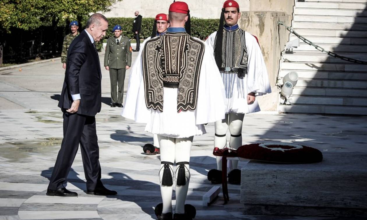 Ανατριχίλα: Οι Ευέλπιδες έσπασαν το πρωτόκολλο και έψαλαν τον Εθνικό Ύμνο μπροστά στον Ερντογάν