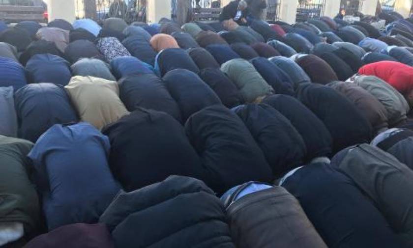 Δείτε την προσευχή του Ερντογάν μέσα από το τζαμί του Κιρ Μαχαλέ στην Κομοτηνή (pic&vid)