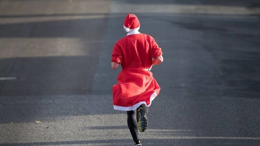 Χριστουγεννιάτικοι αγώνες δρόμου για 1.000 Αγιοβασίληδες – Δείτε φωτογραφίες