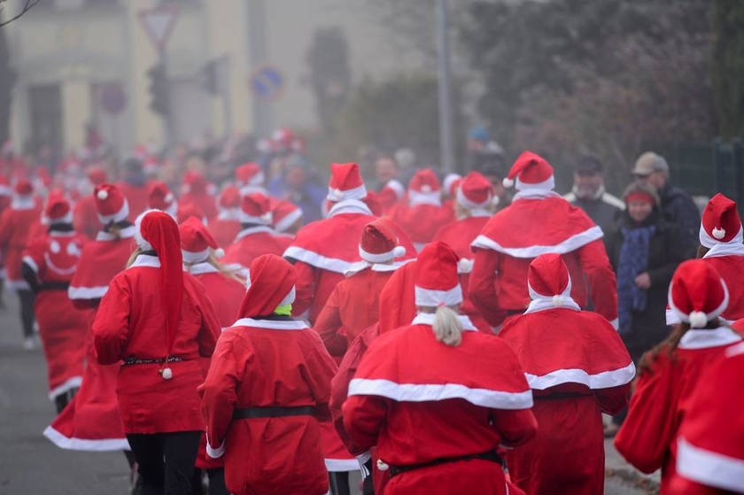 Χριστουγεννιάτικοι αγώνες δρόμου για 1.000 Αγιοβασίληδες – Δείτε φωτογραφίες