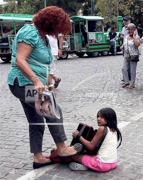 Φυλάκιση τριών μηνών για τη γυναίκα που κλώτσησε παιδάκι στην Ακρόπολη (pic)