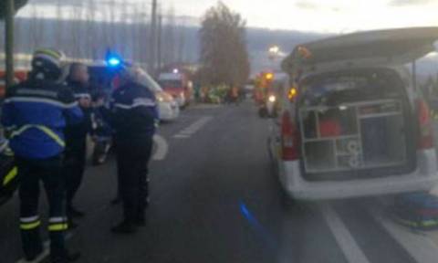Τραγωδία στη Γαλλία: Τουλάχιστον 4 νεκροί από σύγκρουση σχολικού λεωφορείου με τρένο (vids)