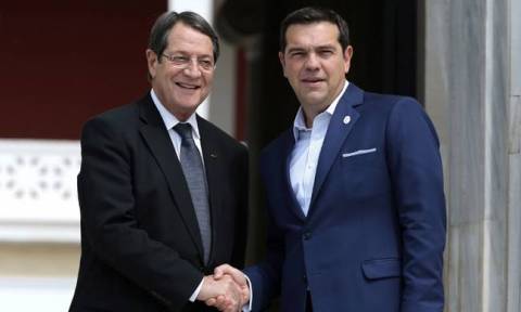 Κυπριακό: Σύμπτωση απόψεων Αναστασιάδη και Τσίπρα για νέα Διάσκεψη