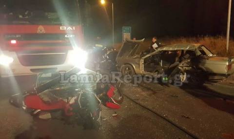 Τραγωδία στη Λαμία: Μοτοσικλέτα καρφώθηκε σε αυτοκίνητο - Δύο νεκροί (vid+pics)