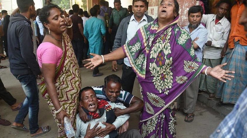 Τραγωδία: Ποδοπατήθηκαν στην ουρά για ένα πιάτο φαί – Τουλάχιστον 10 νεκροί και 50 τραυματίες (Pics)