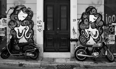 Χίλιες Λέξεις: Έκθεση φωτογραφίας για τους δρόμους της Αθήνας από τον Νικήτα Καραγιάννη
