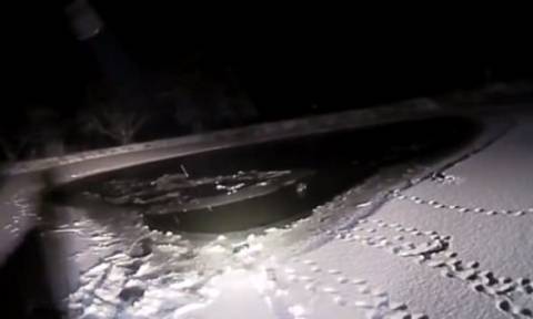ΗΠΑ: Αστυνομικός έσωσε σκύλο που έπεσε σε παγωμένη λίμνη (vid)