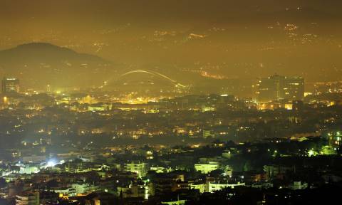 «Πνίγηκαν» από την αιθαλομίχλη Αθήνα και Θεσσαλονίκη το βράδυ των Χριστουγέννων