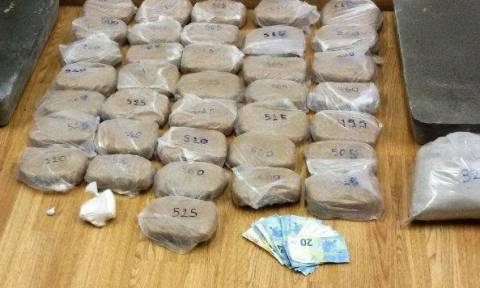 Συλλήψεις για διακίνηση ηρωίνης και κοκαΐνης στη Δραπετσώνα (pics)