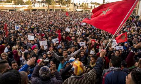 Μαρόκο: Μεγάλη διαδήλωση σε μια εξαθλιωμένη πόλη που λειτουργούσε ένα μεγάλο ανθρακωρυχείο (vid)