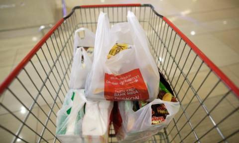 Τέλος σε λίγες μέρες οι δωρεάν πλαστικές σακούλες στα σούπερ μάρκετ