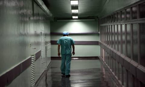 ΙΣΑ: Καταδικάζει το «φακελάκι» και ζητά αξιοπρεπείς αμοιβές για τους γιατρούς του ΕΣΥ