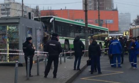 Μόσχα: Λεωφορείο παρέσυρε πεζούς σε στάση - Τουλάχιστον τρεις τραυματίες (vids)
