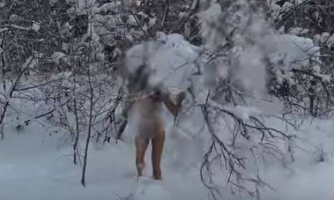 Φοιτήτρια βγήκε γυμνή στα χιόνια για να... προστατέψει τα δέντρα! (vid)