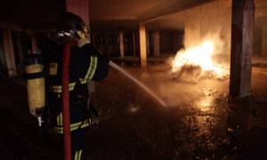 Φωτιά ΤΩΡΑ- Αττική: Στις φλόγες υπόγειο στη Νέα Χαλκηδόνα
