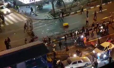 Ιράν: «Πόλεμος» στους δρόμους της Τεχεράνης – Νεκρός ένας αστυνομικός και 10 διαδηλωτές