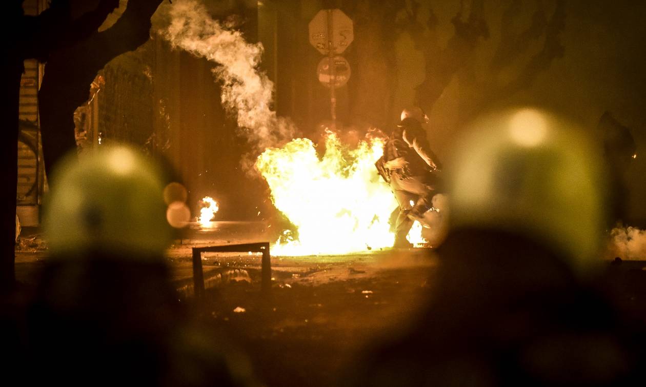 Ένταση και μολότοφ το βράδυ στα Εξάρχεια