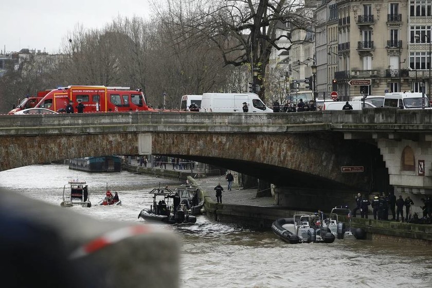 Χείμαρροι και πλημμύρες «έπνιξαν» τη Γαλλία – Θρίλερ με αστυνομικό που χάθηκε στα νερά του Σηκουάνα