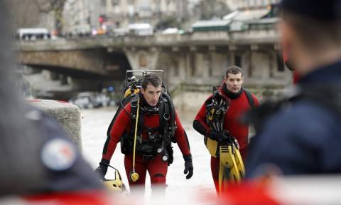 Χείμαρροι και πλημμύρες «έπνιξαν» τη Γαλλία – Θρίλερ με αστυνομικό που χάθηκε στα νερά του Σηκουάνα