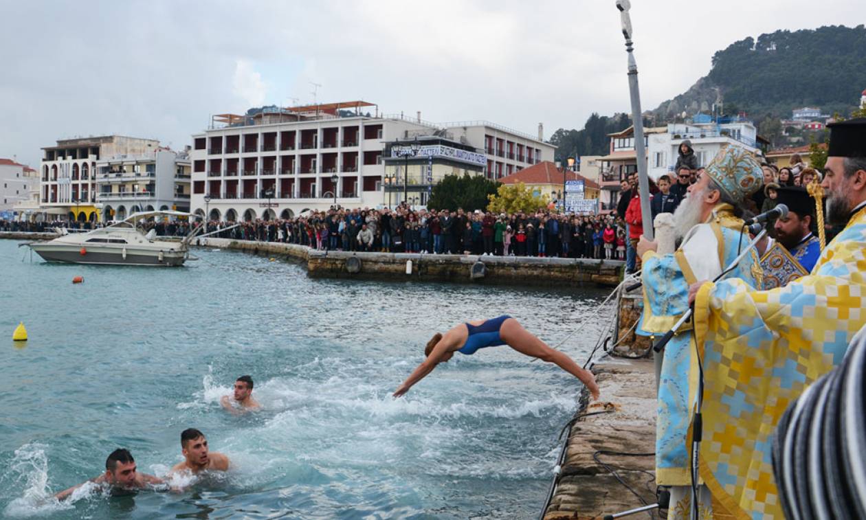 Θεοφάνεια 2018: Πλήθος κόσμου για τον Αγιασμό των Υδάτων στη Ζάκυνθο (videos)