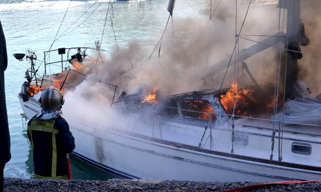 Στις φλόγες ιστιοφόρο στον Άλιμο