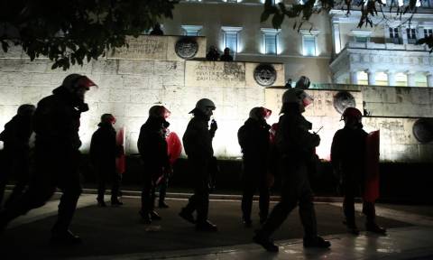 Ένταση έξω από τη Βουλή: Ολοκληρώθηκαν τα απεργιακά συλλαλητήρια κατά του πολυνομοσχεδίου