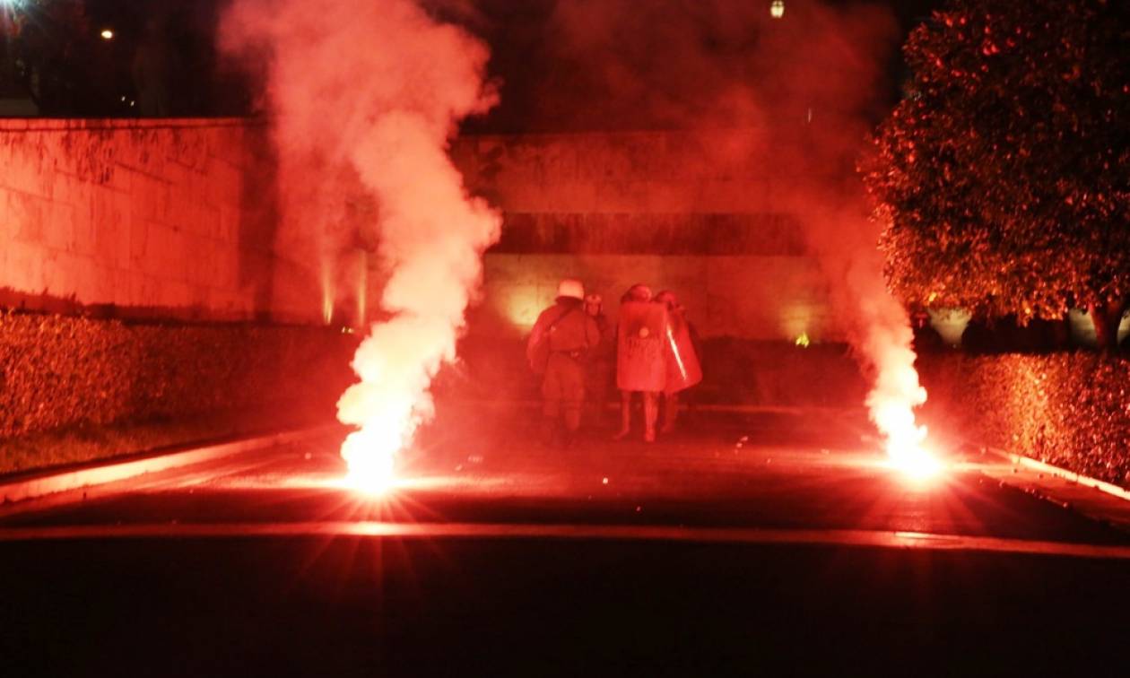 Μολότοφ και χημικά στο Μνημείο του Άγνωστου Στρατιώτη (pics&vid)