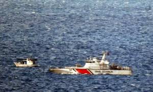 Βίντεο - ντοκουμέντο: Τουρκική ακταιωρός παρενοχλεί Έλληνες ψαράδες στα Ίμια