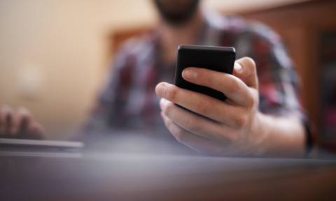Απίστευτη απάτη με μηνύματα στα κινητά τηλέφωνα στη Βρετανία