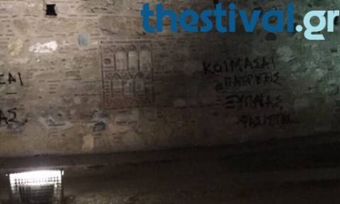 Θεσσαλονίκη: Αντιεξουσιαστές έγραψαν συνθήματα στον Λευκό Πύργο (pics)