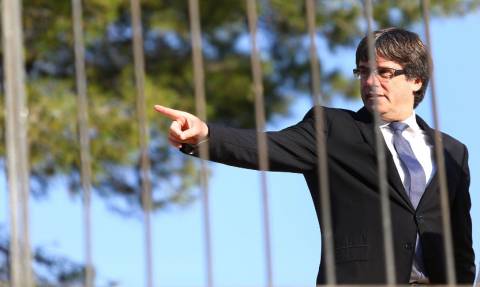 Η Ισπανία απειλεί τον Πουτζδεμόν με σύλληψη αν επιστρέψει στην Καταλονία