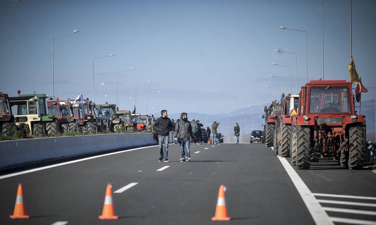 Ξεσηκώνονται οι αγρότες: Από τη Φλώρινα ως την Κρήτη στήνονται μπλόκα (pics+vid)