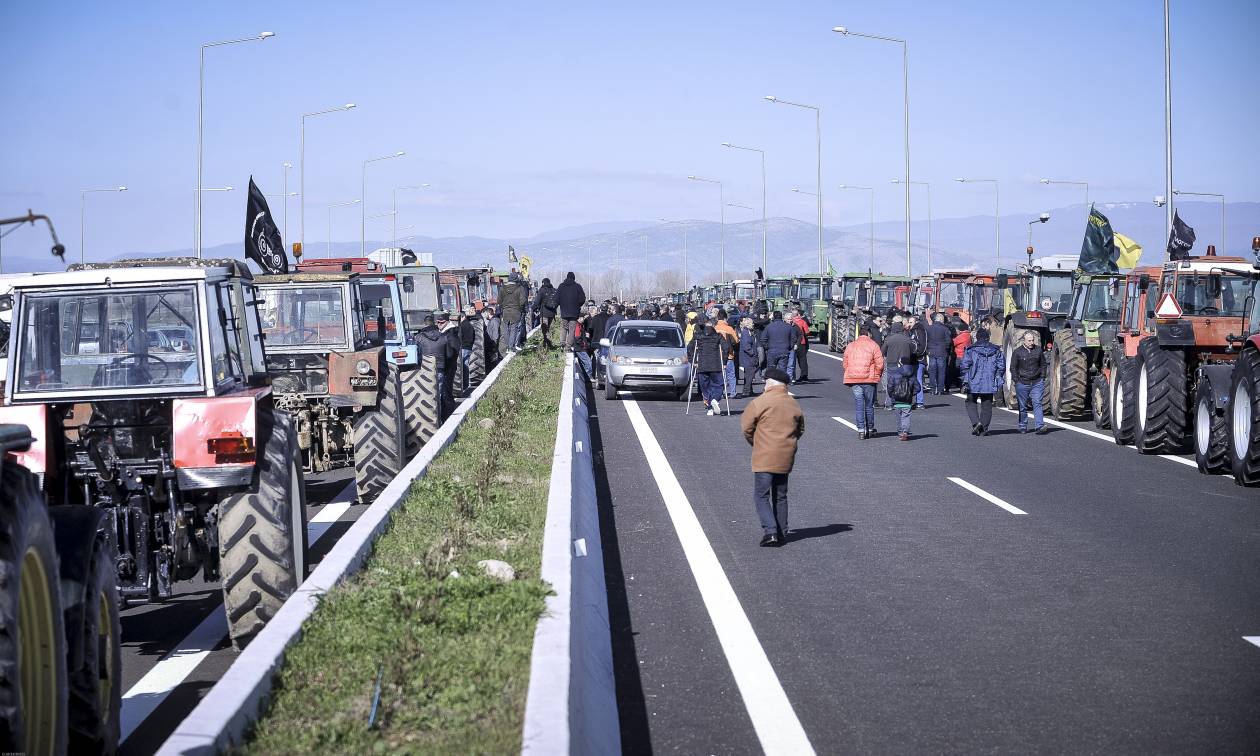 Μπλόκα αγροτών: Έτοιμοι να κόψουν την Ελλάδα στα δύο με τα τρακτέρ