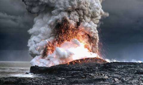 Δείτε καρέ-καρέ την εντυπωσιακή έκρηξη ηφαιστείου στις Φιλιππίνες (Pics+Vids)