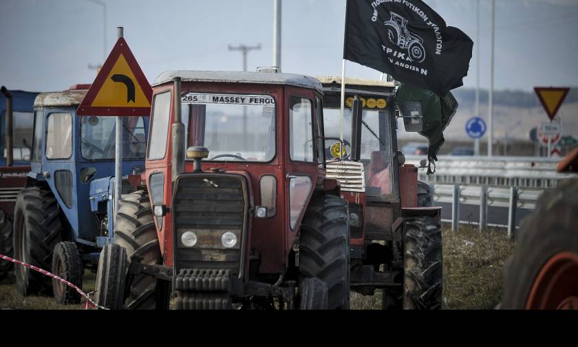 Μπλόκα αγροτών: Στον κόμβο της Κουλούρας τα τρακτέρ
