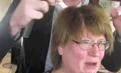 Αποφάσισε να κάνει μακιγιάζ για το γάμο της κόρης της. Το αποτέλεσμα την άφησε άφωνη (Video)