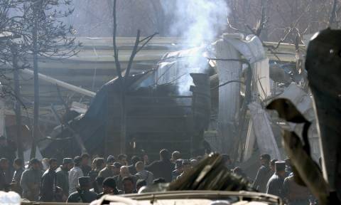 «Σφαγή» στην Καμπούλ: Τουλάχιστον 95 νεκροί από βομβιστική επίθεση με παγιδευμένο ασθενοφόρο (pics)