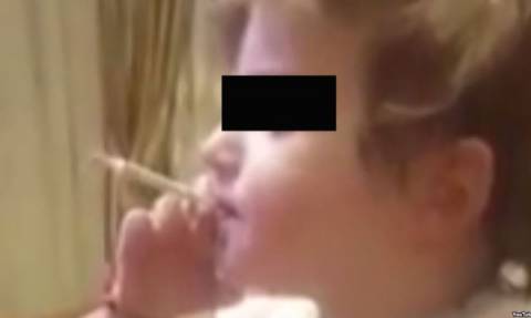 Σάλος με βίντεο που δείχνει 2χρονο αγόρι να καπνίζει και ενήλικες να γελάνε (vid)