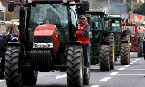 Μπλόκα αγροτών - Φλώρινα: Οι αγρότες έστησαν τα τρακτέρ τους στον κόμβο του Αντιγόνου