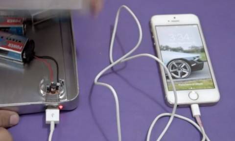 Πήρε απλές μπαταρίες κι έφτιαξε φορτιστή για iphone... Δείτε τον τρόπο (video)
