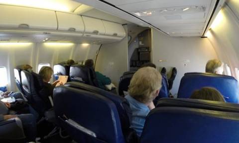 Αναστάτωση στον αέρα: Του έκανε στοματικό σεξ κατά τη διάρκεια πτήσης